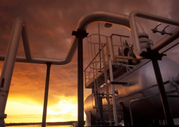 Os gargalos a serem superados no choque de oferta de gás natural, segundo estudo do Instituto de Energia da da PUC. Na imagem: Foto à contraluz tirada de baixo para cima de rede de dutos na unidade de processamento de gás natural de Caraguatatuba – UTGCA (Foto: Divulgação)