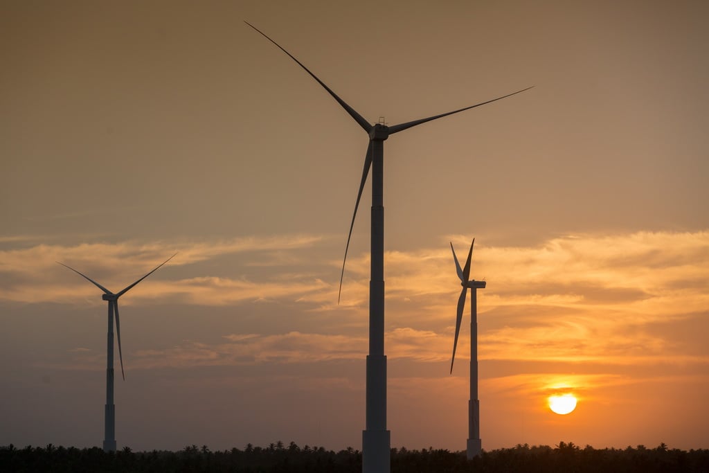 Contratos de arrendamento de terras para projetos eólicos têm desequilíbrios que afetam pequenos proprietários rurais, mostra estudo do Inesc. Na imagem: Usina de Energia Eólica (UEE) em Icaraí, no Ceará, com pôr do sol ao fundo (Foto: Ari Versiani/PAC)