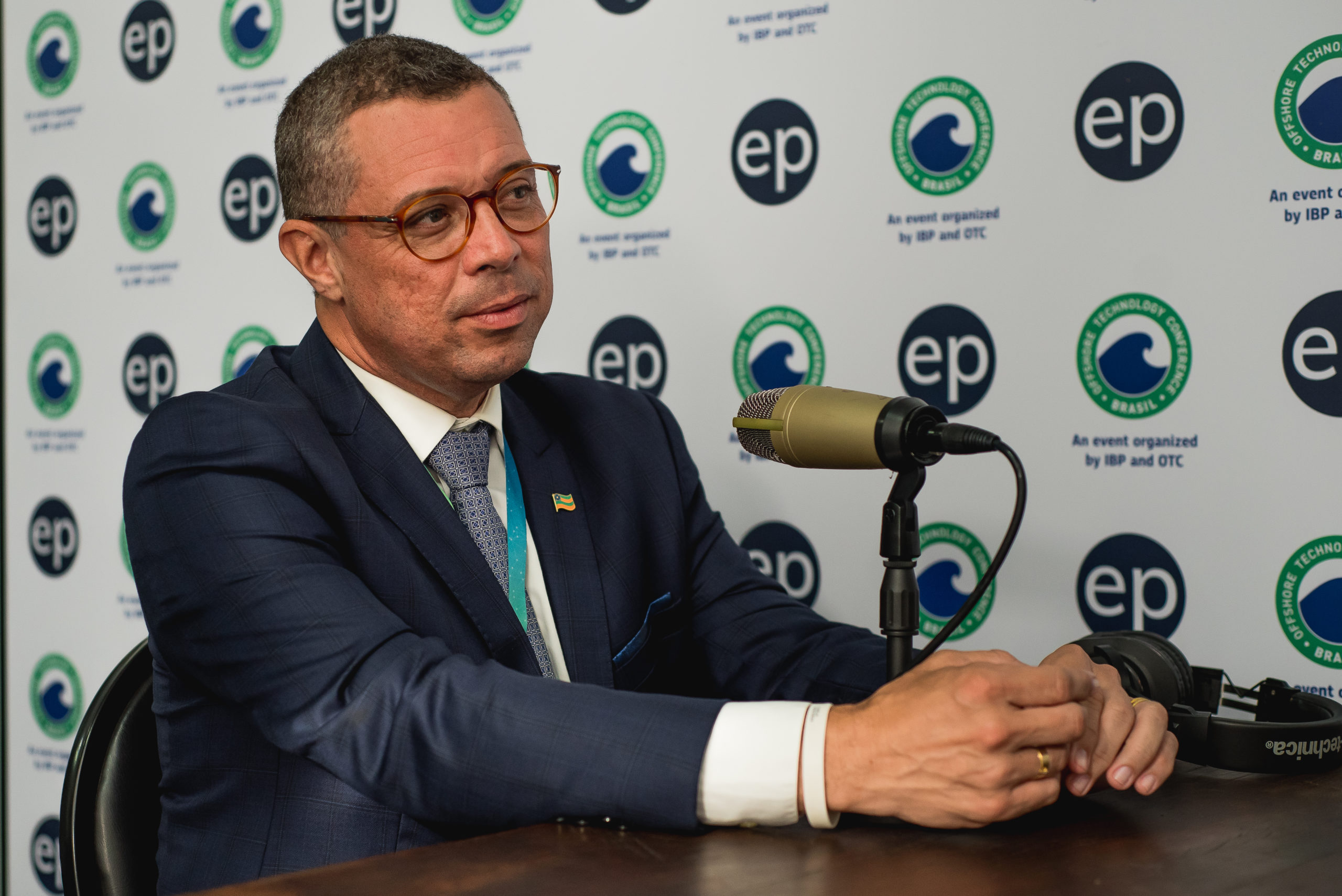 Produtores de gás natural precisam atrair indústrias para compensar perdas com reforma tributária, diz Fábio Mitidieri, governador de Sergipe, em entrevista ao estúdio epbr durante a OTC Brasil 2023, no Rio de Janeiro (Foto: Victor Curi/epbr)