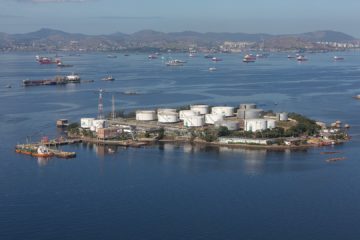 Mercado dá sinais de demanda mais fraca por petróleo no curto prazo, minimizando risco geopolítico no Oriente Médio. Na imagem: Vista aérea da Ilha D'Água com o terminal da Transpetro, no Rio de Janeiro (Foto: Diego Baravelli/Wikicommons)