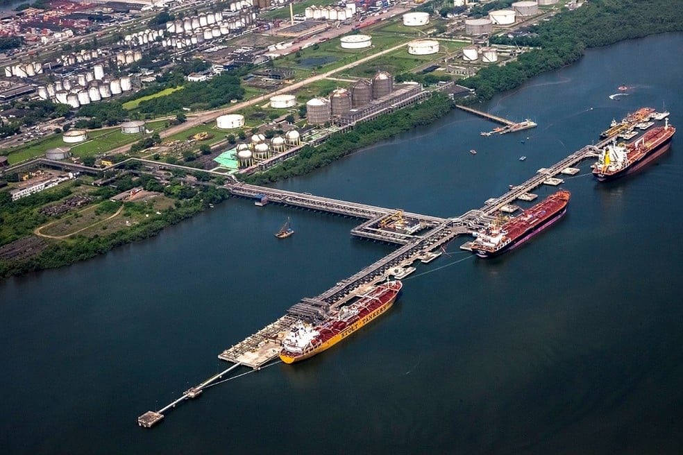 Como a guerra em Israel, contra o Hamas, impacta o petróleo e quais os possíveis cenários. Na imagem: Vista aérea de três embarcações em terminal de Derivados de Alemoa, da Petrobras, no Porto de Santos (Foto: Divulgação)