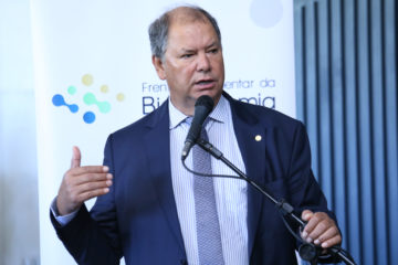 Frente do biodiesel  (FPBio) avalia como positiva a aprovação do mercado de carbono na CMA, mas defende mudanças no RenovaBio. Na imagem: Deputado federal Alceu Moreira (MDB/RS) durante lançamento da frente parlamentar da bioeconomia, em 3/5/2023 (Foto: Billy Boss/Câmara dos Deputados)