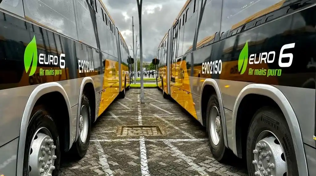 Prefeito do Rio, Eduardo Paes, diz que cidade não tem ônibus elétrico porque já trabalhou na BYD. Na imagem: Dois ônibus articulados, na cor amarela, padrão Euro 6 da marca Marco Polo para uso no BRT (Foto: Prefeitura Rio)