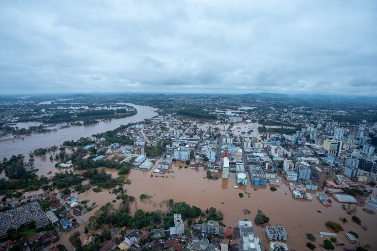 Câmara dos Deputados instala comissão especial sobre desastres e catástrofes climáticas, nesta quarta (25/10). Na imagem: Vista aérea de alagamento na cidade gaúcha de Lajeado, devido a um ciclone extratropical que atingiu o Rio Grande do Sul, em setembro, e deixou cerca de 50 mortos (Foto: Mauricio Tonetto/Fotos Públicas)