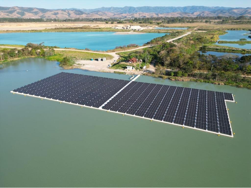 Vista aérea de usina solar fotovoltaica flutuante, da F2B, em lago feito na cava de uma mina de extração de areia desativada, em Roseira, São Paulo (Foto: Divulgação AB Areias)