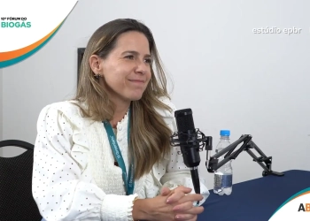 Estados precisam avançar na regulação do biometano para facilitar o desenvolvimento do mercado, diz Manuela Kayath, presidente da MDC, durante o 10º Fórum do Biogás, em São Paulo (Reprodução: Youtube)