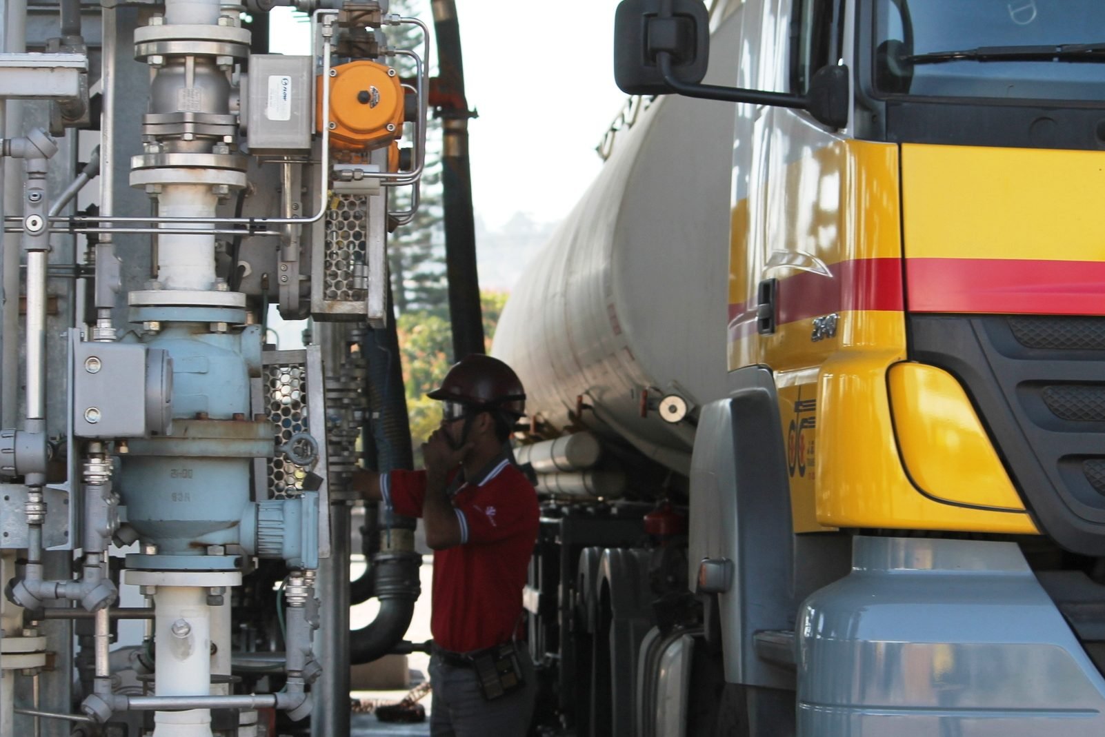 Expectativa é que o consumo de petróleo cresça mais que o esperado em 2023, diz Opep. Na imagem: Abastecimento de caminhão da Shell em posto de combustíveis (Foto: Marcos Domingos da Silva/Arquivo pessoal)