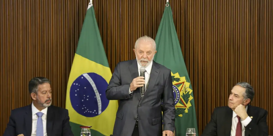 Transição energética para combater as mudanças climáticas é oportunidade que Brasil não teve no século 20, diz Lula. Na imagem: [da esquerda para a direita] Presidente da Câmara dos Deputados, Arthur Lira, presidente Lula e presidente do STF, Luís Roberto Barroso, durante reunião de instalação da Comissão Nacional do G20, no Palácio do Planalto (Foto: Marcelo Camargo/Agência Brasil)