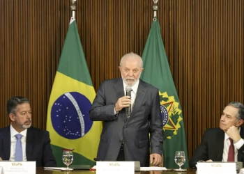 Transição energética para combater as mudanças climáticas é oportunidade que Brasil não teve no século 20, diz Lula. Na imagem: [da esquerda para a direita] Presidente da Câmara dos Deputados, Arthur Lira, presidente Lula e presidente do STF, Luís Roberto Barroso, durante reunião de instalação da Comissão Nacional do G20, no Palácio do Planalto (Foto: Marcelo Camargo/Agência Brasil)