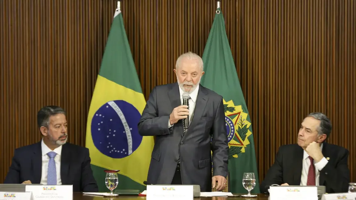 Transição energética para combater as mudanças climáticas é oportunidade que Brasil não teve no século 20, diz Lula. Na imagem: [da esquerda para a direita] Presidente da Câmara dos Deputados, Arthur Lira, presidente Lula e presidente do STF, Luís Roberto Barroso, durante reunião de instalação da Comissão Nacional do G20, no Palácio do Planalto (Foto: Marcelo Camargo/Agência Brasil)