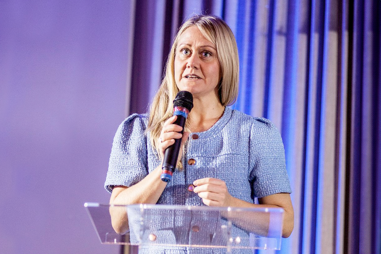 Vice-ministra de Petróleo e Energia da Noruega, Astrid Bergmal, afirma que Noruega espera cooperar com o Brasil na mineração no fundo do mar, durante evento promovido pelo consulado norueguês, no Rio de Janeiro (Foto: Consulado Geral da Noruega)