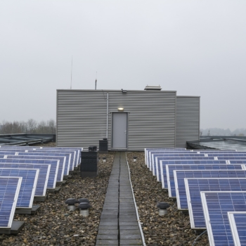 Como se proteger de um apagão: geradores e sistemas fotovoltaicos com bateria são as principais escolhas dos consumidores para evitar falta de energia. Na imagem: Bateria de grande porte para armazenamento de energia gerada por painéis solares fotovoltaicos (Foto: Sabine van Erp/Pixabay)