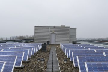 Como se proteger de um apagão: geradores e sistemas fotovoltaicos com bateria são as principais escolhas dos consumidores para evitar falta de energia. Na imagem: Bateria de grande porte para armazenamento de energia gerada por painéis solares fotovoltaicos (Foto: Sabine van Erp/Pixabay)