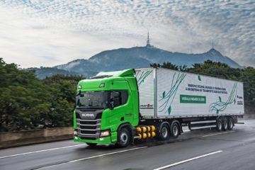 Corredor sustentável entre Rio e São Paulo, navio elétrico da greentech Yinson e Emirates voa com 100% SAF no maior avião comercial do mundo. Na imagem: Caminhão movido a gás da Scania, na cor verde, rodando na estrada (Foto: Divulgação)