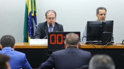 Marco da captura de carbono (CCS) é aprovado na Comissão de Minas e Energia da Câmara. Na imagem: Deputado Rodrigo de Castro durante audiência da CME, em 22/11/2023, sobre a interrupção do serviço de distribuição de energia elétrica no estado de SP (Foto: Vinicius Loures/Câmara dos Deputados)