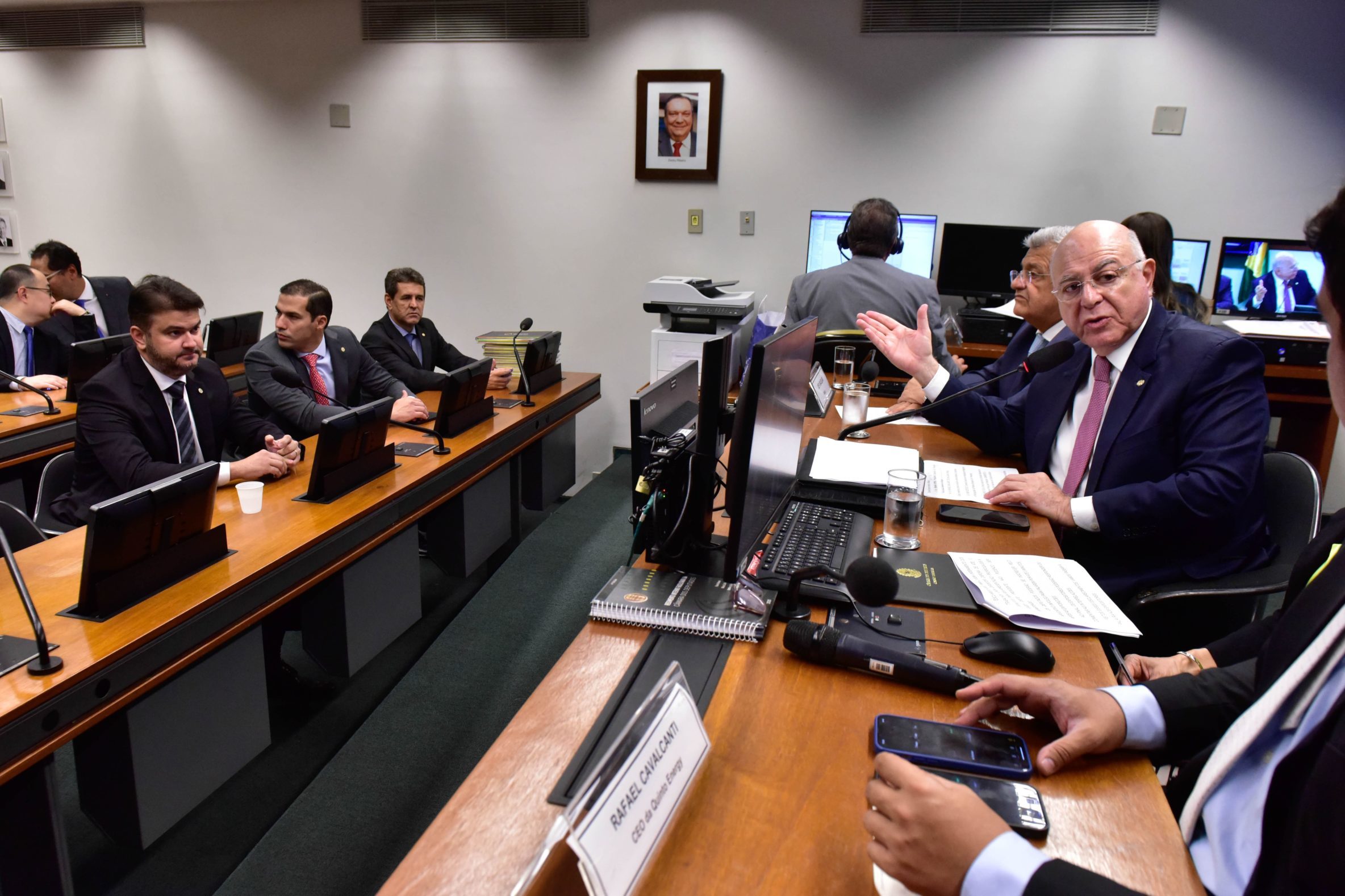 Hidrogênio sem incentivos impede atração de investimentos, dizem ABIHV, Abeeólica e Absolar. Na imagem: Deputados Arnaldo Jardim e Bacelar durante audiência pública, na Câmara, sobre a produção de fertilizantes e o hidrogênio, em 5/9/2023 (Foto: Zeca Ribeiro/Câmara dos Deputados)