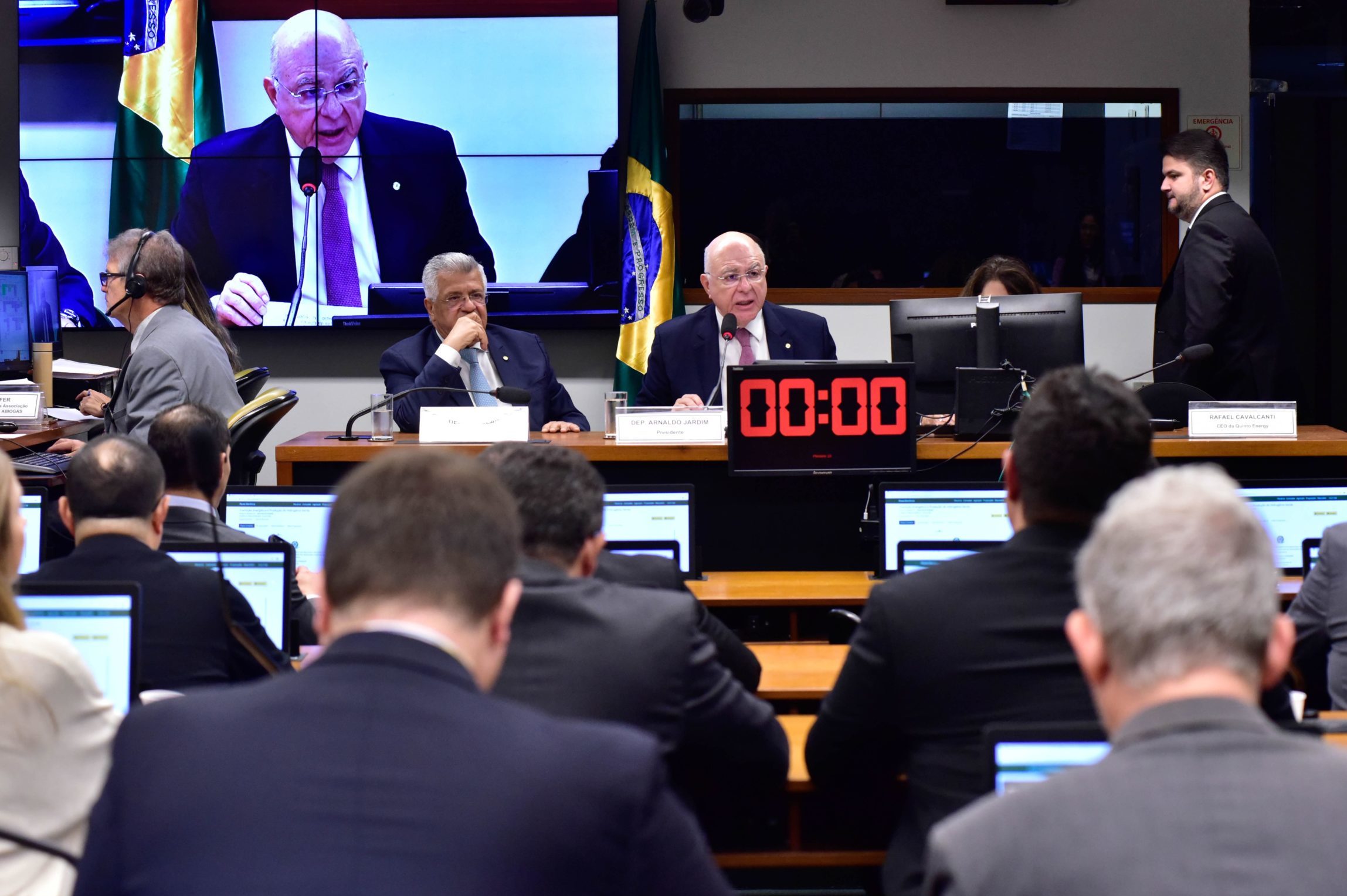 Câmara aprova PL 2308/2023, do Hidrogênio, com menos subsídios. Na imagem: Deputados Bacelar e Arnaldo Jardim durante audiência pública, na Câmara, sobre a produção de fertilizantes e o hidrogênio, em 5/9/2023 (Foto: Zeca Ribeiro/Câmara dos Deputados)