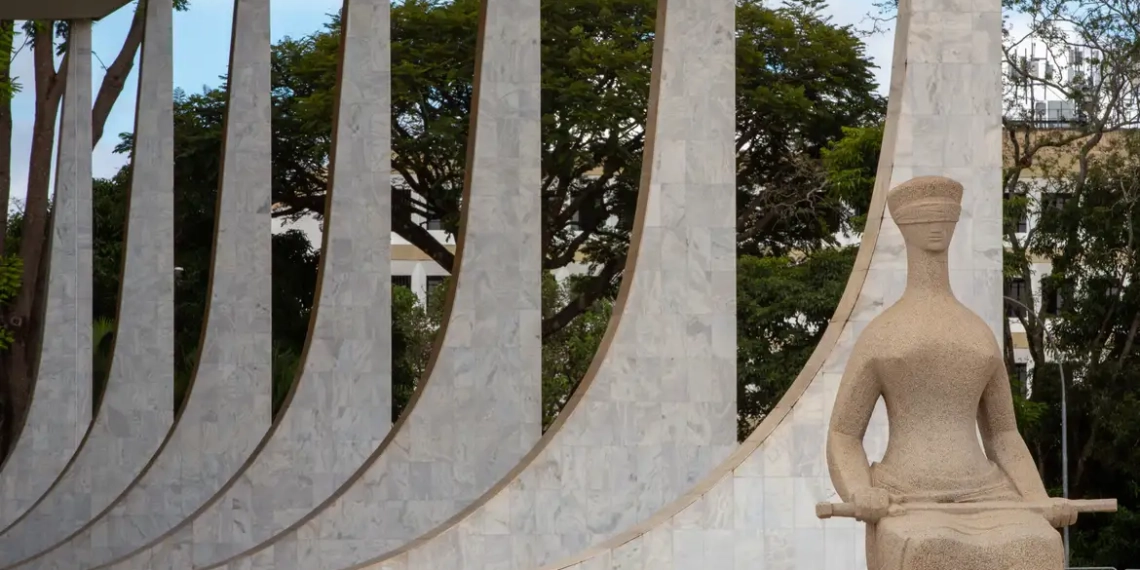 Petrobras vence disputa trabalhista de R$ 40 bi no STF relacionada à metodologia de apuração do complemento de RMNR.; ainda cabe recurso. Na imagem: Detalhe da escultura A Justiça, de 1961, localizada em frente ao prédio do STF, em Brasília (Foto: Fabio Rodrigues-Pozzebom/Agência Brasil)