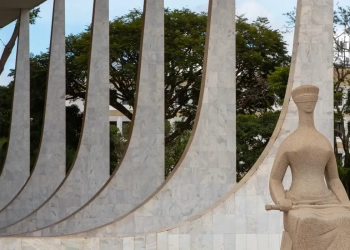 Petrobras vence disputa trabalhista de R$ 40 bi no STF relacionada à metodologia de apuração do complemento de RMNR.; ainda cabe recurso. Na imagem: Detalhe da escultura A Justiça, de 1961, localizada em frente ao prédio do STF, em Brasília (Foto: Fabio Rodrigues-Pozzebom/Agência Brasil)