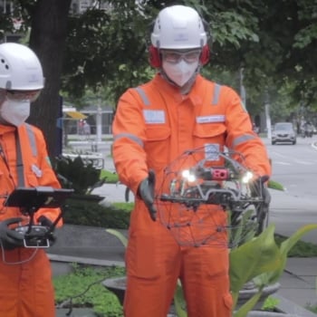 Por que é tão complexo substituir as redes de energia aéreas por linhas de transmissão subterrâneas no Brasil? Na imagem: Dois trabalhadores operam drones que monitoram e inspecionam câmaras subterrânea, no projeto Urban Futurability em São Paulo (Foto: Reprodução Enel)