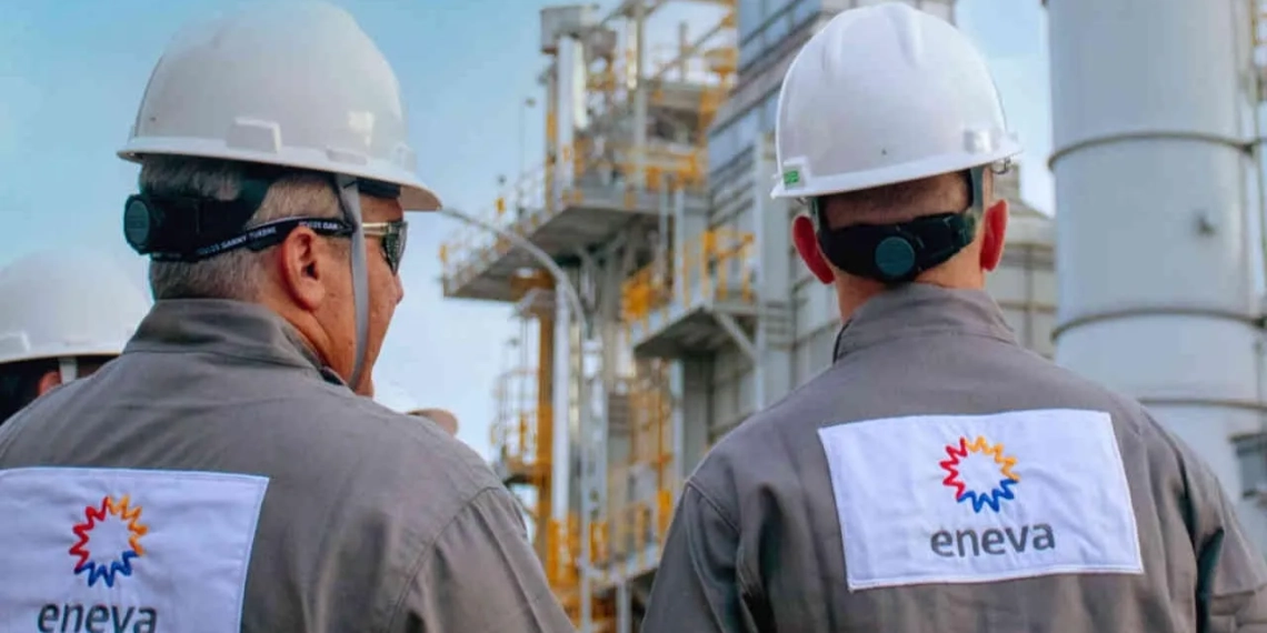 Eneva propõe fusão com a Vibra e espera acelerar a interiorização e as vendas de gás natural. Na imagem: Planta da Eneva com dois trabalhadores (homens da cor branca), fotografados de costas conversando, com uniformes cinza e capacetes de proteção brancos (Foto: Divulgação)