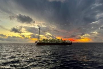 Regime de partilha de produção de petróleo vai demandar 18 novas plataformas até 2033, estima PPSA. Na imagem: FPSO Almirante Barroso, a 5ª plataforma em produção no Campo de Búzios; com céu acinzentado e encoberto de nuvens e sol se ponto ao fundo (Foto: Agência Petrobras)