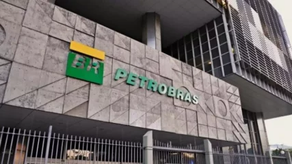 Plano estratégico da Petrobras para o período 2024-2028 pode ultrapassar os US$ 100 bilhões, estimam analistas. Na imagem: Fachada da Petrobras, na avenida Chile, no Rio de Janeiro (Foto: Reprodução/SBT News)