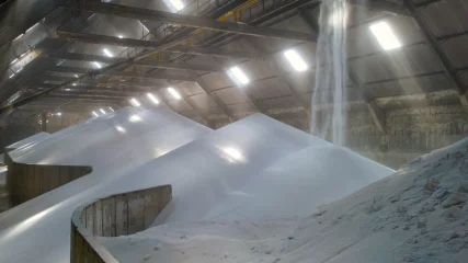 Quanto deveria ser o preço do gás natural para o setor de fertilizantes, segundo a Empresa de Pesquisa Energética (EPE). Na imagem: Grande volume de ureia em galpão de armazenamento da fábrica de fertilizantes da Bahia (Foto: Divulgação Unigel Agro Bahia)