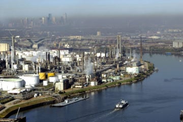 Projetos de CCUS pelo mundo precisam de mercado de carbono e novos modelos de negócios, segundo IEA. Na imagem: Houston Ship Channel, um dos corredores industriais que será atendido pelo projeto de CCS Bayou Bend, da Chevron, Equinor e Talos (Foto: PA2 James Dillard/ACGuarda Costeira dos EUA)