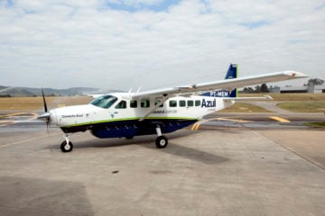 Azul Conecta, responsável por voos regionais, fecha acordo com Surf Air Mobility para desenvolver e comercializar aviões elétricos. Na imagem: Avião do modelo Cessna 208 Grand Caravan, da frota da Azul Conecta, pousado em pista de aeroporto regional (Foto: Divulgação Azul)