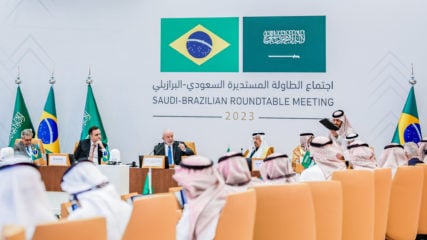 Lula destaca investimentos brasileiros em energia verde em encontro com empresários sauditas. Na imagem: Lula durante fórum empresarial organizado pela Apex e governo saudita, na capital Riade, em 29/11/2023 (Foto: Ricardo Stuckert/PR)