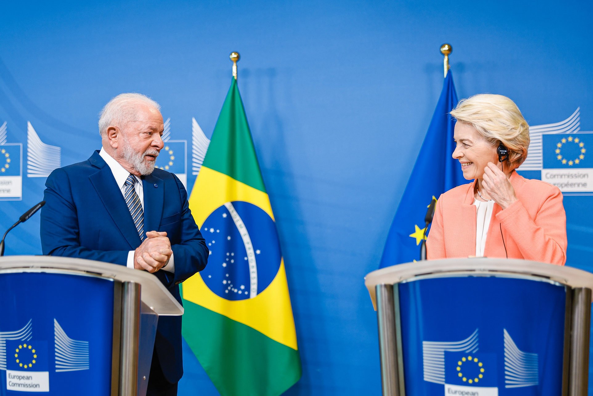 Hidrogênio verde (H2V) do Piauí receberá financiamento da Europa, em projeto da Green Energy Park. Na imagem: Lula (PT), à esquerda, e Ursula von der Leyen, Presidente da Comissão Europeia, à direita, durante sessão de abertura do fórum empresarial União Europeia-América Latina, em Bruxelas, na Bélgica (Foto: Ricardo Stuckert/PR)