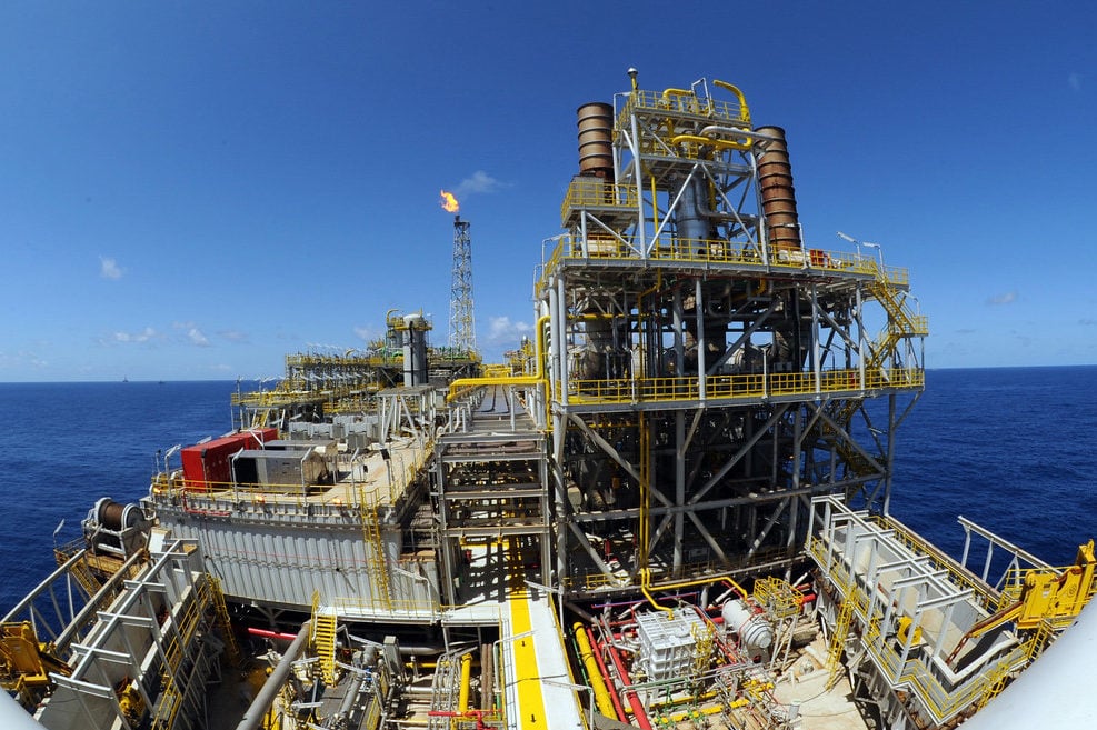 Brasil tem produção recorde de petróleo e gás em setembro de 2023, segundo ANP. Na imagem: Navio-plataforma Cidade de Angra dos Reis, primeiro sistema definitivo de produção instalado na área de Tupi, no ré-sal da Bacia de Santos (Foto: Agência Petrobras)