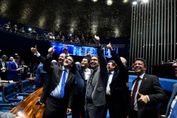 No Plenário, senadores comemoram a aprovação da PEC 452019, da reforma tributária, em 8/11/23 (Foto Roque de Sá/Agência Senado)