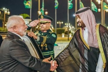 Petrobras pode produzir fertilizantes em parceria com empresas da Arábia Saudita, afirma Lula. Na imagem: O presidente Lula e o Príncipe Herdeiro e Primeiro-Ministro da Arábia Saudita, Mohammed bin Salman, conversam sobre interesse mútuo em investimentos (Foto: Ricardo Stuckert/PR)