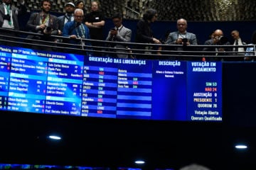 Senado Federal aprova reforma tributária com novo imposto sobre o petróleo, o IS-Extração. Na imagem: Painel exibe orientação das lideranças no Senado durante votação da PEC 45/2019, da reforma tributária (Foto: Roque de Sá/Agência Senado)