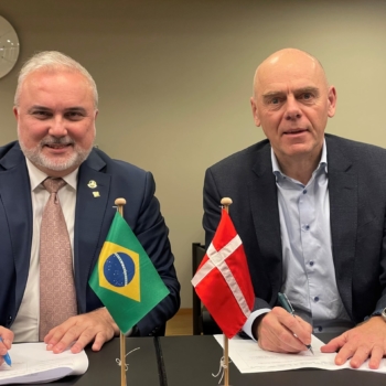 Petrobras e dinamarquesa European Energy assinam acordo de e-metanol, com a presença dos CEOs, respectivamente, Jean Paul Prates [à esquerda] e Knud Erik Andersen [à direita] (Foto: Agência Petrobras)