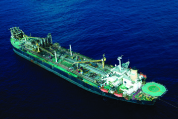 Descomissionamento de plataformas de petróleo e gás no Brasil multiplica desembolso das petroleiras com seguros garantia. Na imagem: Petrobras realiza a desancoragem do FPSO P-32, no Campo de Marlim, na Bacia de Campos, que será descomissionado pela Ecovix e Gerdau (Foto: Agência Petrobras)