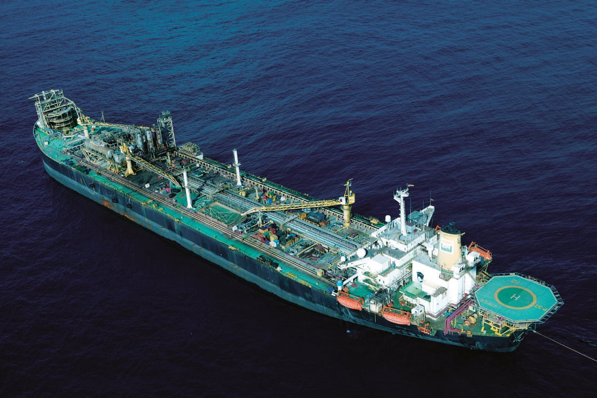 Descomissionamento de plataformas de petróleo e gás no Brasil multiplica desembolso das petroleiras com seguros garantia. Na imagem: Petrobras realiza a desancoragem do FPSO P-32, no Campo de Marlim, na Bacia de Campos, que será descomissionado pela Ecovix e Gerdau (Foto: Agência Petrobras)