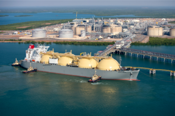 Até quando deve durar estresse no mercado de GNL, com clima tenso devido à guerra no Oriente Médio? Na imagem: Planta de liquefação de Ichthys, na Austrália, e navio-tanque de GNL Pacific Breeze atracado (Foto: Divulgação Total)