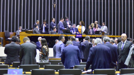 Câmara aprova PL da eólica offshore. Na imagem: Presidente da Câmara, Arthur Lira, durante discussão e votação de propostas, em 28/11/2023 (Foto: Zeca Ribeiro/Câmara dos Deputados)