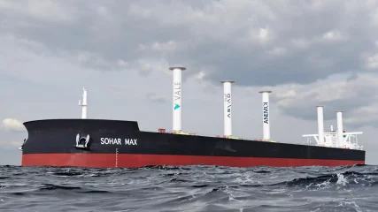 Mineradora Vale usa energia eólica para propulsão do maior navio de minérios do mundo. Na imagem: A embarcação Sohar Max, com cinco velas rotativas, tem 362 metros de comprimento, 65 metros de largura e capacidade para 400 mil toneladas de carga (Foto: Divulgação)