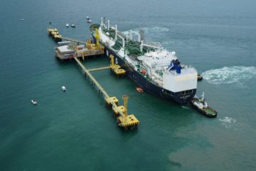 Vista aérea das obras da faixa de dutos do Terminal de Regaseificação da Bahia (TRBA) e pier de gás natural (Foto: Divulgação PAC)