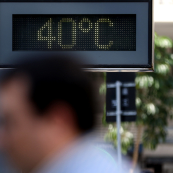 Políticas climáticas atuais levam a aquecimento de 2,8ºC. Na imagem: Termômetro, no centro do Rio de Janeiro, chega a marcar 40°C em meio a forte onda de calor, em 24/8/23 (Foto: Tânia Rêgo/Agência Brasil)