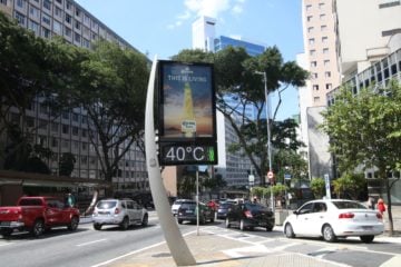 Consumo de energia elétrica bate recorde nesta segunda-feira (13/11) com onda de calor no Brasil, diz ONS. Na imagem: Termômetro marca 40 graus na Avenida 9 de Julho, região central da capital de São Paulo (Foto: Rovena Rosa/Agência Brasil)