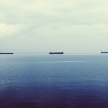 Três navios tanque petroleiros navegam em mar azul e calmo na cidade de Tessalônica, Grécia (Foto John Maravelakis/Unsplash)