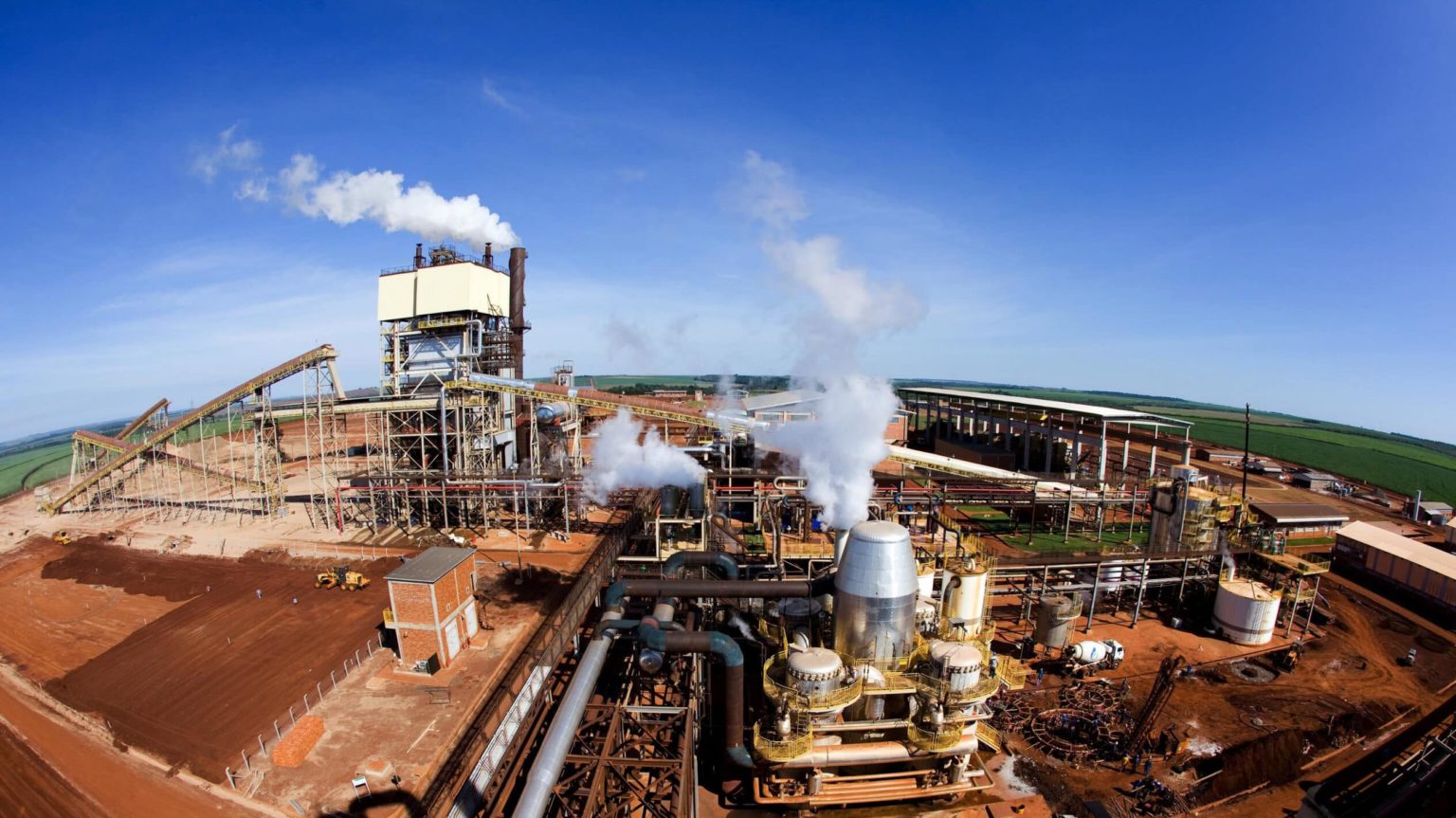 Compass assina contrato para compra de biometano do grupo sucroalcoleiro São Martinho. Na imagem: Vista das instalações com rede de dutos, tanques e chaminés (emitindo fumaça branca) na usina de etanol Santa Cruz em Américo Brasiliense, São Paulo, na região de Araraquara (Foto: Divulgação)