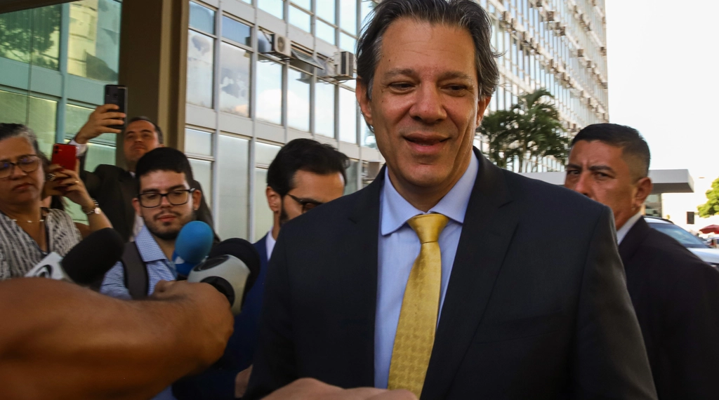 17/10/2023 – O ministro da Fazenda, Fernando Haddad, deixando o ministério após reuniões internas. (Antonio Cruz/Agência Brasil)