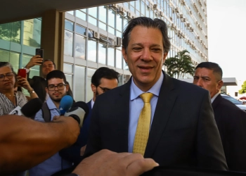 17/10/2023 – O ministro da Fazenda, Fernando Haddad, deixando o ministério após reuniões internas. (Antonio Cruz/Agência Brasil)