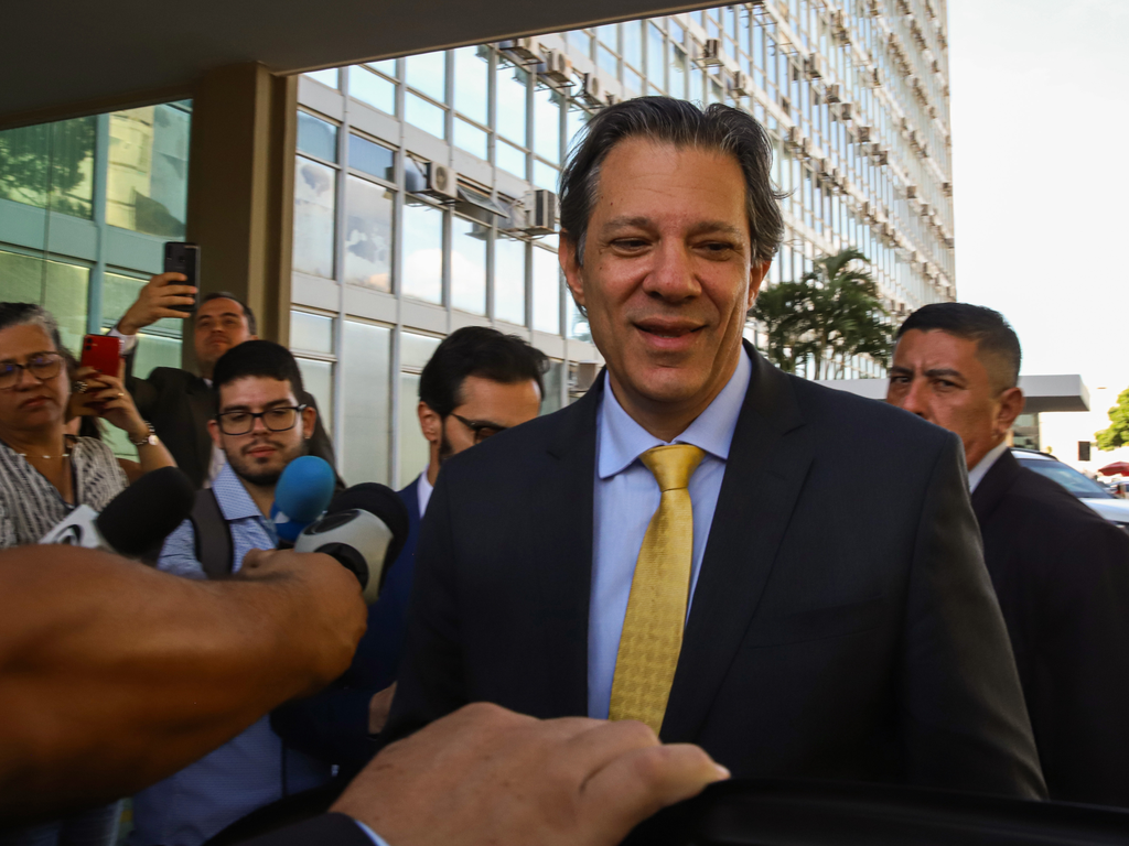 17/10/2023 – O ministro da Fazenda, Fernando Haddad, deixando o ministério após reuniões internas. (Antonio Cruz/Agência Brasil)